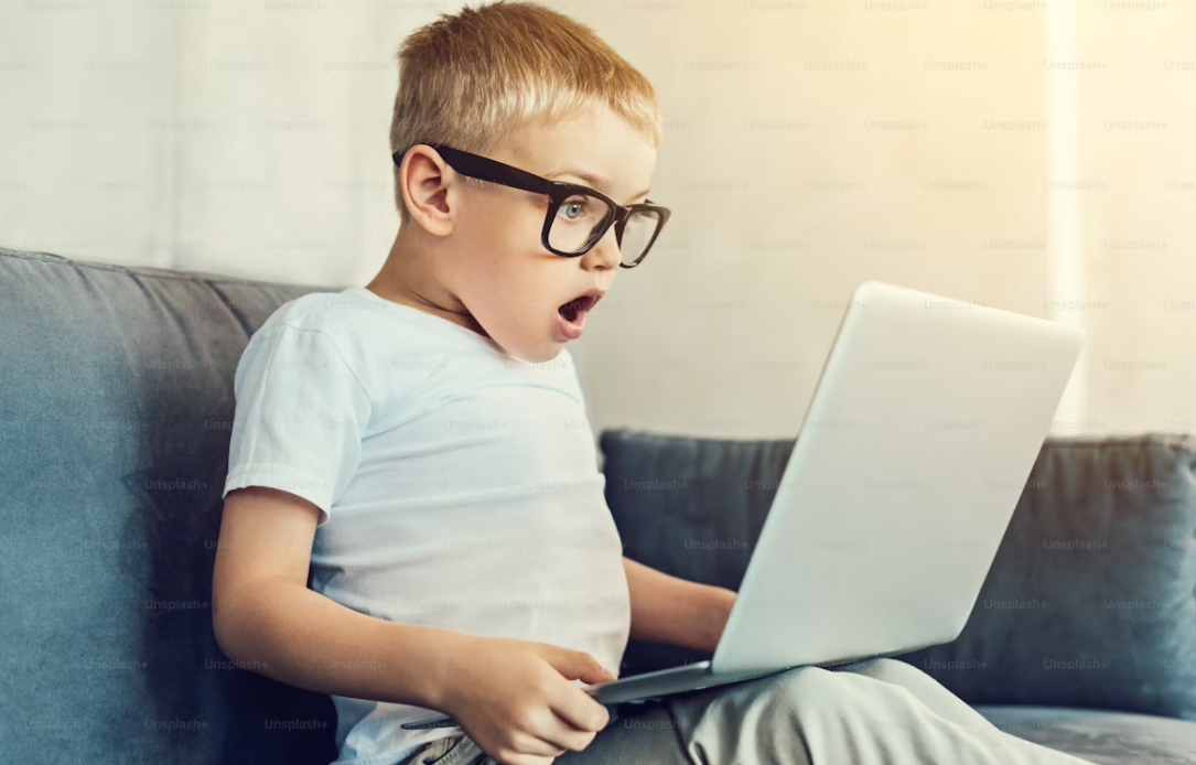 Enfant surpris devant un ordinateur