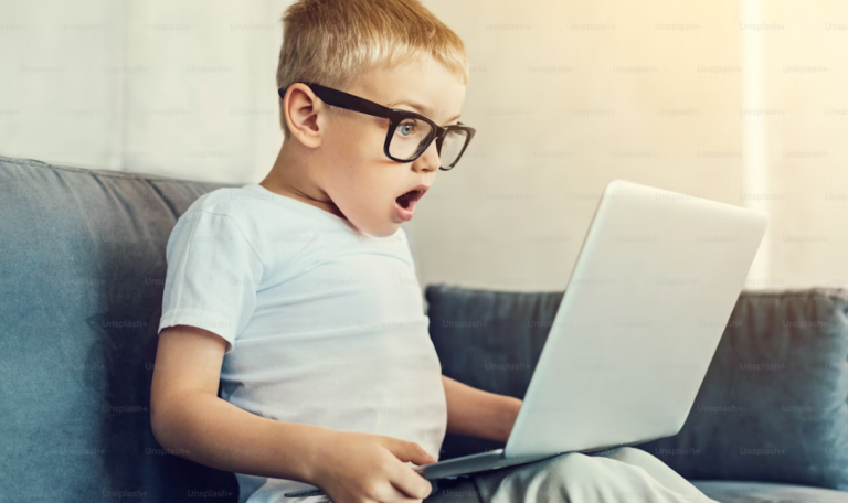 Enfant surpris devant un ordinateur